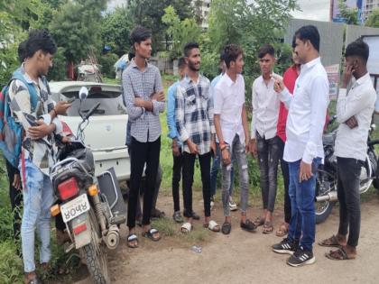 crawled out of school; Police cracked down well, in Pimpri, police crackdown on thugs | शाळेबाहेर रेंगाळला; पोलिसांनी चांगलाच चोपला, पिंपरीत पोलिसांचा टवाळखोरांना दणका