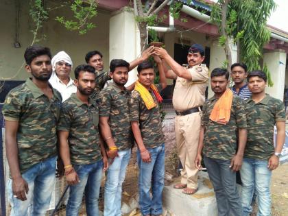 Manora police initiatives to meet the thirst of birds | पक्ष्यांची तहान भागविण्यासाठी मानोरा पोलिसांचाही पुढाकार