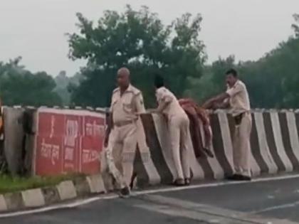 A shameful act by the police, they picked up the dead body from the road with a stick and threw it into the canal | पोलिसांचं लाजिरवाणं कृत्य, रस्त्यावरील मृतदेह काठीने उचलून कालव्यात फेकला