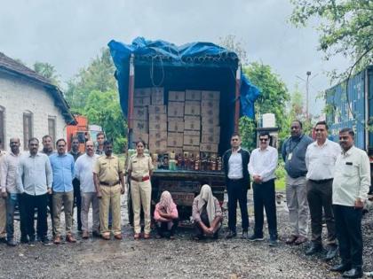 A total of Rs 59 lakh worth of liquor was seized along with the truck | ट्रकसह मद्य असा एकूण ५९ लाखांचा मुद्देमाल जप्त