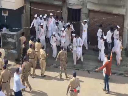 Video: Warkari and police face off in Alandi; Mild lathi charge by police | आळंदीत वारकरी अन् पोलीस आमने सामने; दोघांमध्ये शाब्दिक चकमक