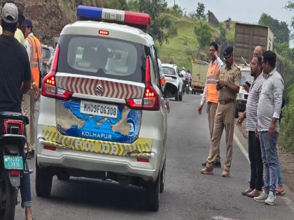 The seriously injured in the accident was rushed to treatment by a police vehicle in kolhapur | Kolhapur: वर्दीतली माणुसकी!, अपघातातील गंभीर जखमीला पोलिस वाहनाने तातडीने उपचारासाठी नेले