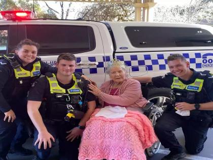 Police arrest woman on her 100th birthday because her wish was arrest her in 1 time in life | वयाच्या 100 व्या वर्षी आज्जीबाईला झाली अटक; कारण ऐकून सर्वांनाच बसला धक्का