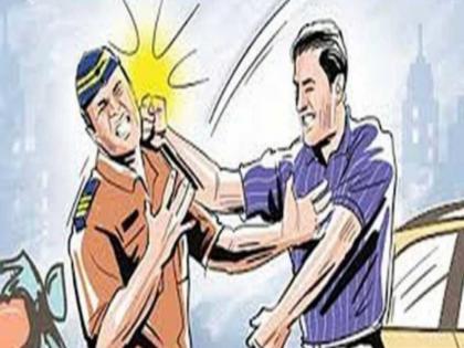 In Pimpri, the beating of the police continues, now the peddlers are also pushing | पिंपरीत पोलिसांना मारहाणीचे सत्र सुरूच, आता फेरीवाल्यांनीही केली धक्काबुक्की