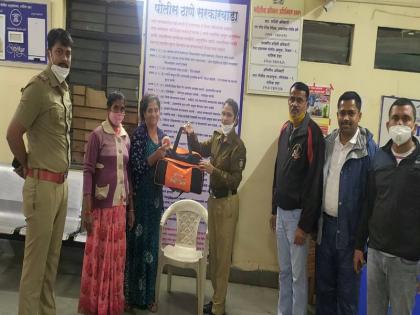 The lost bag with ornaments is back in the possession of Mahervashin woman | दागिन्यांसह हरविलेली बॅग माहेरवाशिण महिलेच्या  पुन्हा पदरात