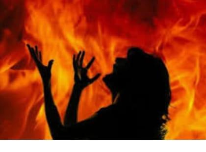 In Nagpur, the wife of a police man set herself on fire | नागपुरात पोलीस कर्मचाऱ्याच्या पत्नीने जाळून घेतले