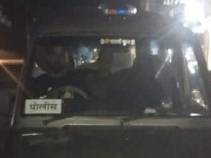 The police arrested the car driver who was driving around with a fake police light and board | Ratnagiri: कारवर पोलिस दिवा अन् पाटी, एका ताेतयाला संगमेश्वर पाेलिसांनी घेतलं ताब्यात