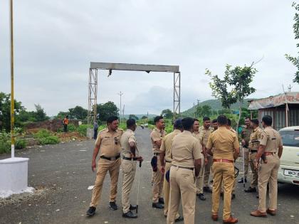 Beed: Tension over tearing of banner at Bhogalwadi fata; Case registered against six people | Beed: भोगलवाडी फाट्यावर बॅनर फाडल्याने तणाव; सहाजणांवर गुन्हा दाखल Beed: Tension over tearing of banner at Bhogalwadi fata; Case registered against six people | Beed: भोगलवाडी फाट्यावर बॅनर फाडल्याने तणाव; सहाजणांवर गुन्हा दाखल