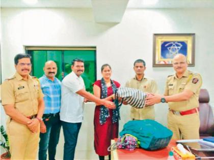 The police also found a bag lost in a rickshaw in Dombivli and gave it to a woman | पोलिसांची अशीही भाऊबीज भेट, डोंबिवलीत रिक्षात हरवलेली बॅग महिलेला दिली शोधून