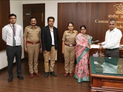 Distribution of checks to heirs of deceased policemen | मृत पोलिसांच्या वारसांना धनादेश वाटप