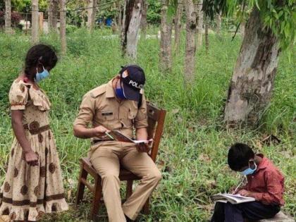 Coronavirus: police constable sets up school for economically weak brother and sister vrd | Coronavirus: कौतुकास्पद! कर्तव्य बजावतानाच पोलिसानं रस्त्यावर उघडली शाळा अन् मुलांना देतोय शिक्षणाचे धडे