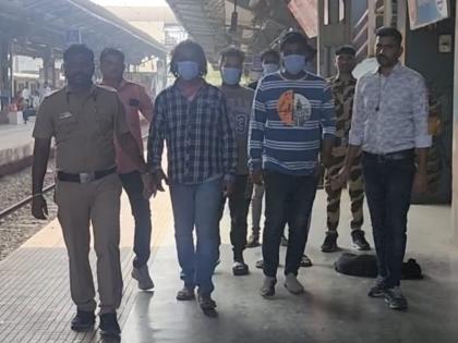 Five people were arrested for shouting at the gate on the Diva Vasai railway line | दिवा वसई रेल्वे मार्गावरील फाटकात राडा करणाऱ्या पाच जणांना अटक