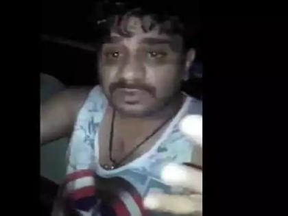 police inspector's dance on the road | टल्ली पोलिस इन्स्पेक्टरचा रस्त्यावर डान्स, वाहतुकीचा झाला खोळंबा