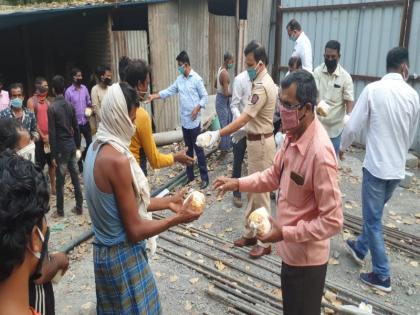 The police became 'helpers' along with security; People are doing this to stay at home | बंदोबस्ताबरोबरच पोलीस बनले ‘मदतदूत’; लोकांनी घरी राहावे म्हणून करताहेत हे काम 