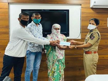 Sanugraha grant: Provision of check of Rs. 60 lakhs to the families of martyred policemen | सानुग्रह अनुदान : शहिद पोलिसांच्या कुटूंबियांना ६० लाख रुपयांचा धनादेश प्रदान