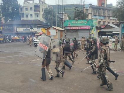 Police fire tear gas shells in Satara Citizens heave a sigh of relief after learning that the police were demonstrating | आंदोलक पुढे येऊ लागले, पोलिसांनी अश्रूधुराचे नळकांडे फोडले; साताऱ्यात उडाली खळबळ, मात्र.. Police fire tear gas shells in Satara Citizens heave a sigh of relief after learning that the police were demonstrating | आंदोलक पुढे येऊ लागले, पोलिसांनी अश्रूधुराचे नळकांडे फोडले; साताऱ्यात उडाली खळबळ, मात्र..