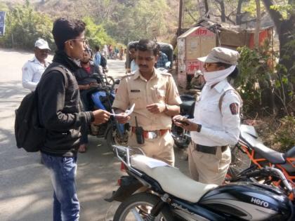 will issue a non-bailable warrant against a motorist who has not paid fines for years; Motor vehicle court warning | वर्षानुवर्षे दंड न भरलेल्या वाहनचालकाविरूद्ध अजामीनपत्र वॉरंट काढणार; मोटर वाहन न्यायालयाचा इशारा