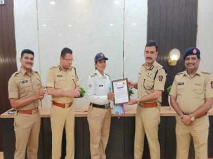 Motherhood in police and women giving birth on the street Female police officers felicitated by the commissioner in pimpri chinchwad | ‘खाकी’तील मातृत्वाला पाझर अन् महिलेची रस्‍त्‍यातच प्रसुती; आयुक्‍तांच्‍या हस्‍ते महिला पोलिसांचा सत्‍कार