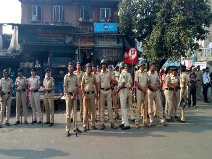 Tension at the RCT mall of Ghatkopar, burning through angry crowd | घाटकोपरच्या आरसिटी मॉलजवळ तणाव, संतप्त जमावाकडून जाळपोळ