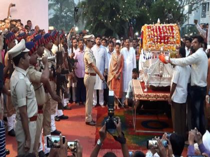 Soon after the famous Police Honduran, the commencement of Village Dahivar Maharaj Paalkhi Festival of Roha city | शानदार पोलीस मानवंदनेअंती रोहा शहराचे ग्रामदैवत श्री धावीर महाराज पालखी सोहळ्यास प्रारंभ