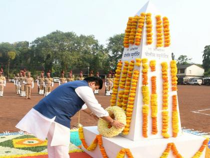 Guardian Minister Uday Samant paid tribute to the officers of the police force who lost their lives in the line of duty across the country | देशभरातील शहीद पोलिसांना अभिवादन, स्मृतिस्तंभाला पुष्पचक्र वाहून पालकमंत्री सामंत यांच्याकडून श्रद्धांजली 