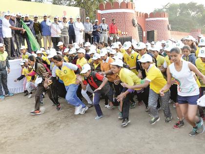 Neha Khade, Akshay Shinde, Niketan Palve First in Police Marathon | नगर पोलीस मॅरेथॉनमध्ये नेहा खाडे, अक्षय शिंदे, निकेतन पालवे प्रथम