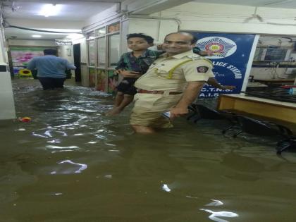 Water enters Police Stations in Mumbai | पोलीस ठाण्यांची झाली तळी; पोलिसांची उडाली तारांबळ