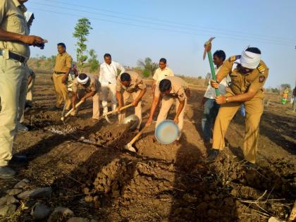 Police also used water conservation work in Mangrulpir taluka | मंगरुळपीर तालुक्यात पोलीसही सरसावले जलसंधारणाच्या कामासाठी 