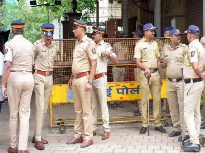 Taj Hotel and Airport will be bombed; Mumbai Police received a threatening call | ताज हॉटेल अन् विमानतळ बॉम्बने उडवणार; मुंबई पोलिसांना आला धमकीचा फोन