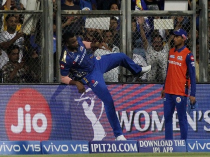 IPL 2019: Kieron Pollard funnily runs over the advertisement board during a fielding attempt in MI vs SRH match | IPL 2019 : चेंडू अडला नाही, परंतु पोलार्ड सीमारेषेबाहेर गेला, Funny Video