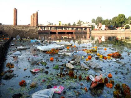 Anne remembers the cleanliness of godowns in Diwali | ऐन दिवाळीत गोदामाईच्या स्वच्छतेचा मनपाला विसर