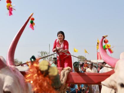 Pooja Birari took part in bullock cart race for the first time on the occasion of 'Yed Lagala Premach' | पूजा बिरारीने 'येड लागलं प्रेमाचं' मालिकेच्या निमित्ताने पहिल्यांदाच घेतला बैलगाडा शर्यतीत भाग