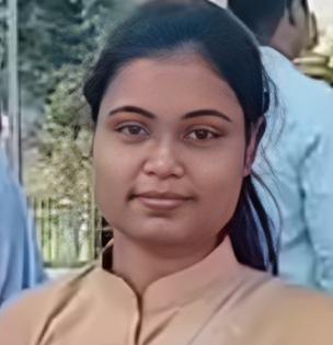 Pooja Kumari : कष्टाचं फळ! भाजी, कपडे विकले, कोरोनात मास्क शिवले; अडचणींवर मात करुन झाली अधिकारी