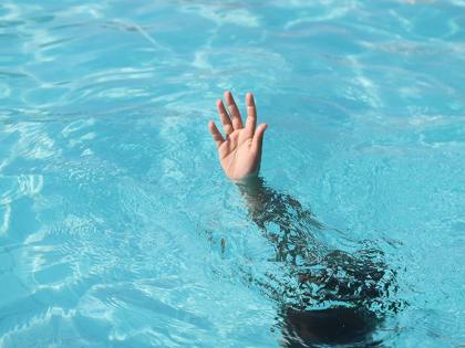 Dad's attention is on the phone, mom is in the changing room; no one looks at the 4-year-old girl who fell into the swimming pool and... | बाबाचं लक्ष फोनमध्ये, आई चेंजिंगरूममध्ये; स्विमिंग पूलमध्ये पडलेल्या ४ वर्षांच्या मुलीकडे कुणी पाहिलच नाही अन्... Dad's attention is on the phone, mom is in the changing room; no one looks at the 4-year-old girl who fell into the swimming pool and... | बाबाचं लक्ष फोनमध्ये, आई चेंजिंगरूममध्ये; स्विमिंग पूलमध्ये पडलेल्या ४ वर्षांच्या मुलीकडे कुणी पाहिलच नाही अन्...