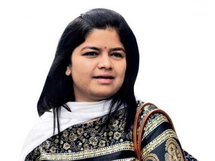 Congress accuses Poonam Mahajan of hidden in the affidavit, hidden in the information of the loan | प्रतिज्ञापत्रात थकीत कर्जाची माहिती लपविली, पूनम महाजन यांच्यावर काँग्रेसचा आरोप