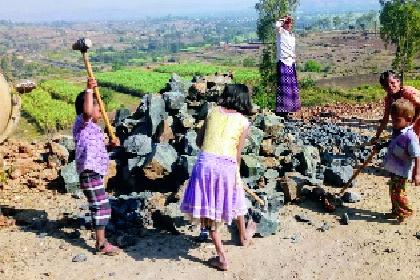 Not only on the path of education, they are trapped in the heaps of stone | शिक्षणाच्या वाटेवर नव्हे तर दगडांच्या ढीगाऱ्यातच अडकलय त्यांचे नशीब