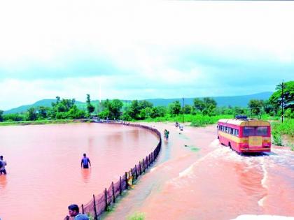  Hazardous Transportation in Water: The situation on the Mud-clove road | पाण्यातूनच धोकादायक वाहतूक : मुरगूड-कापशी रस्त्यावरील परिस्थिती