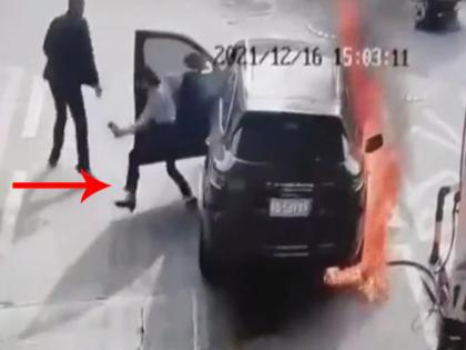 woman was getting petrol in the car then man person came start the fire and then | थरारक VIDEO! तरुणी कारमध्ये भरत होती पेट्रोल; गुपचूप आलेल्या तरुणानं लायटरनं आग लावली