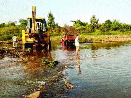 Exploration of the sand along the JCB in the river Posheer | पोशीर नदीत जेसीबीच्या साहाय्याने रेती उत्खनन