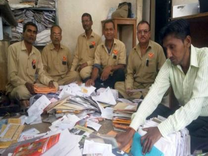 Post pending with postman for black pending demands | प्रलंबित मागण्यांसाठी पोस्टमनकडून काळ्या फिती लावून कामकाज