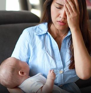 लेकरु कुशीत घेऊन काय रडते? प्रसूतीनंतर डिप्रेशनचा त्रास आईला छळतो, तेव्हा करायचं काय?