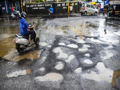 Fill the pot holes in 24 hours Mumbai Municipal Commissioner chahal ordered what about other Municipal Corporations | २४ तासांत खड्डे भरा, मुंबई महापालिका आयुक्तांनी आदेश दिले; इतर महापालिकांचे काय? 