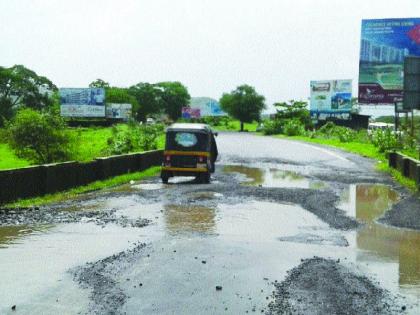 Due to the potholes, the relation of Karjat-Chowk road, the square with the MMRDA towards the road construction department | खड्ड्यांमुळे कर्जत-चौक रस्त्याची दुरवस्था, एमएमआरडीएकडून रस्ता बांधकाम विभागाकडे वर्ग