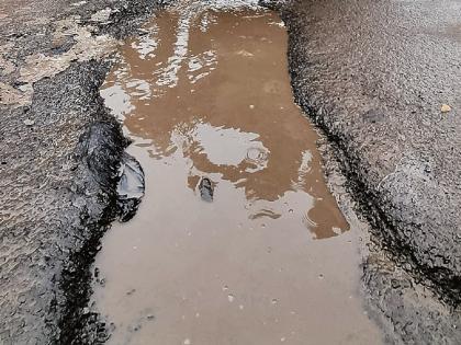 In Chhatrapati Sambhajinagar, there are many pits for the reception of Bappa | छत्रपती संभाजीनगरात बाप्पांच्या स्वागताला अनेक ठिकाणी खड्डे