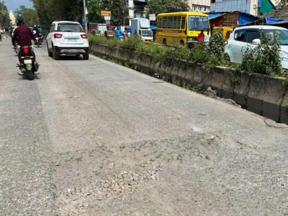 Potholes fell on the highway before the work was completed; Question mark on concretization work | काम पूर्ण होण्याआधीच महामार्गावर पडले खड्डे; काँक्रिटीकरणाच्या कामावर प्रश्नचिन्ह