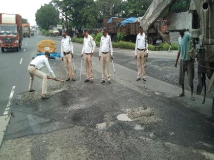 Traffic police were on the edge of the pit | वाहतूक पोलिस बुजवत होते खड्डा