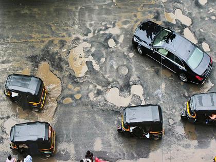 Due to heavy rains in Mumbai pits | मुसळधार पावसामुळे मुंबई खड्ड्यात