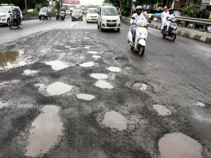 After four days potholes will disappear on the roads of Pune so action against junior engineers | अभियंत्यांचा कामचुकारपणामुळे पुण्यातील रस्त्यांवर हजारो खड्डे; पावसानंतर पालिकेला जाग