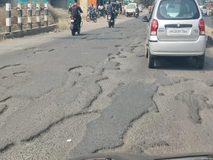 Rangoli of pits at the entrance of Aurangabad; Driver's exercise near Cambridge Square, patient's condition | औरंगाबादच्या प्रवेशद्वारावर खड्ड्यांची रांगोळी; कॅंब्रिज चौकाजवळ वाहनचालकांची कसरत, रुग्णांचे हाल