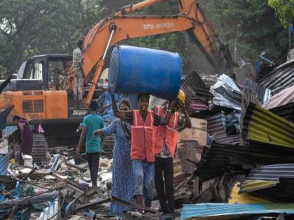 Mumbai Constructions in Powai are razed to the ground amid heavy police presence | तगड्या पोलीस बंदोबस्तात पवईतील बांधकामे जमीनदोस्त